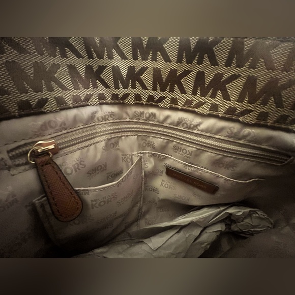 Michael Kors Jet Set MD PKT MF Tote - NWT - Picture 9 of 11